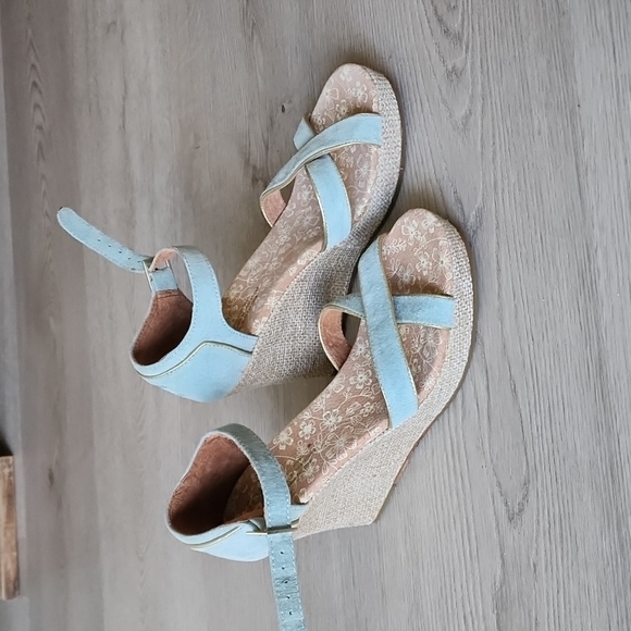 TOMS ESPADRILLES  Size 8 1/2 - Picture 3 of 5